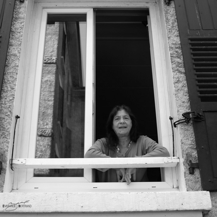 Dame à sa fenêtre, Grenoble, 2009 © Emmanuel Bertrand