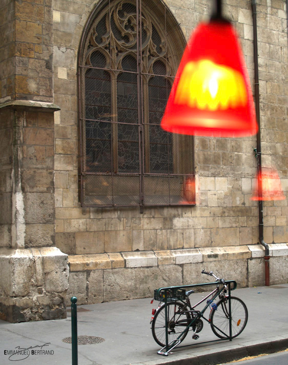 vélo devant une église depuis un restaurant japonais, Lyon, 2007 © Emmanuel Bertrand
